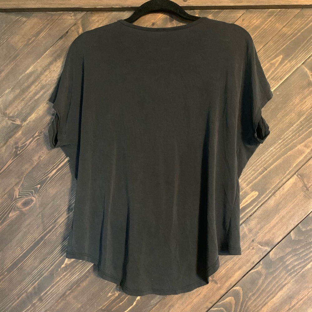 Lavender Field black v-neck, tie front hi-low tee - Picture 4 of 6